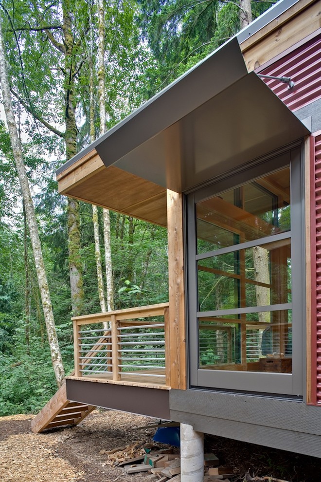 Photo of a contemporary patio in Seattle.