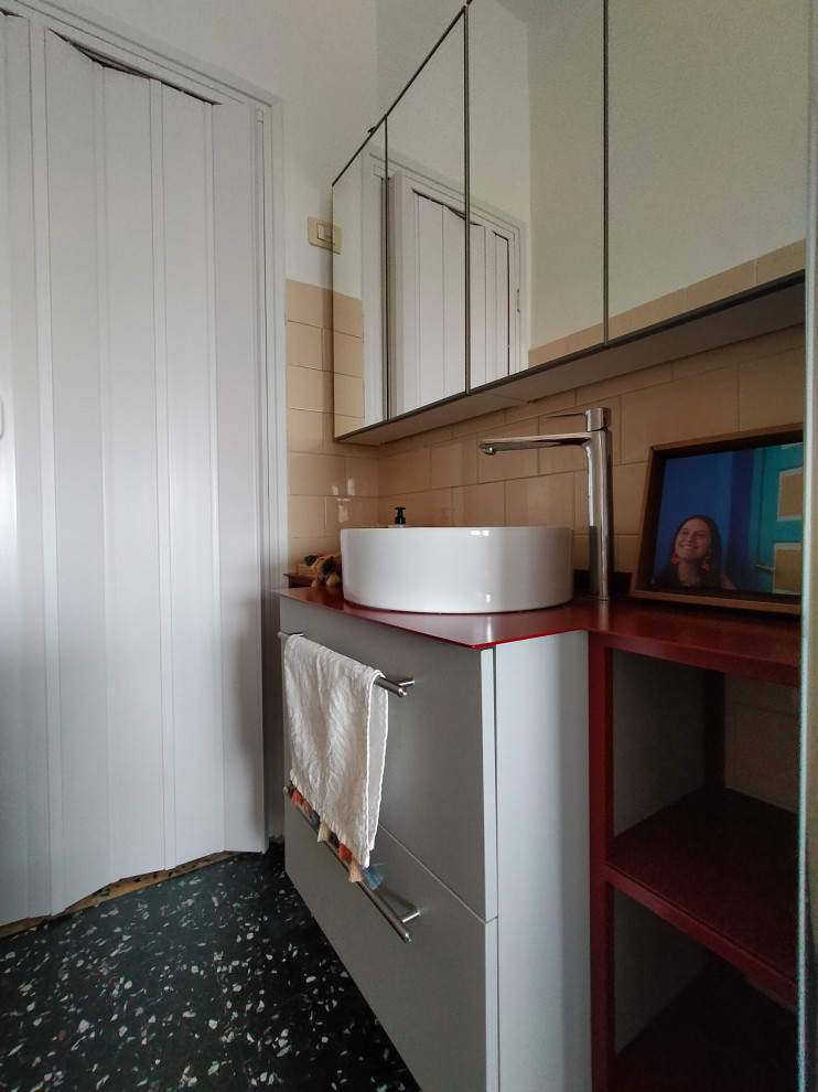 Foto de cuarto de baño único y flotante contemporáneo con aseo y ducha