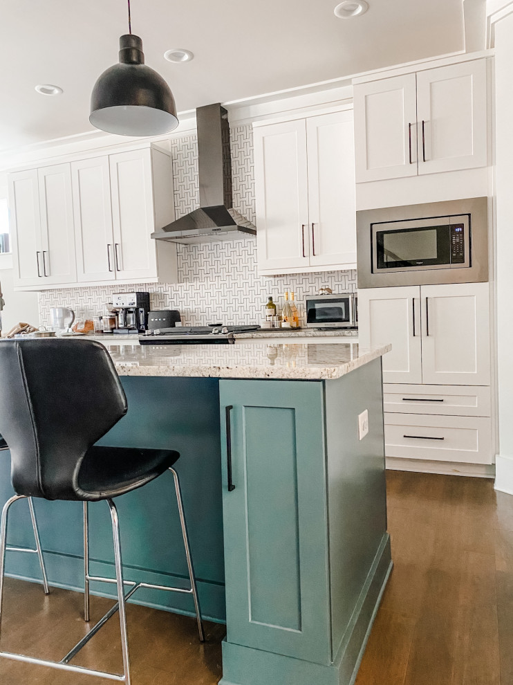 Offene, Einzeilige, Mittelgroße Mid-Century Küche mit Schrankfronten im Shaker-Stil, blauen Schränken, Granit-Arbeitsplatte, Küchenrückwand in Weiß, schwarzen Elektrogeräten, Kücheninsel und Rückwand aus Terrakottafliesen in Atlanta
