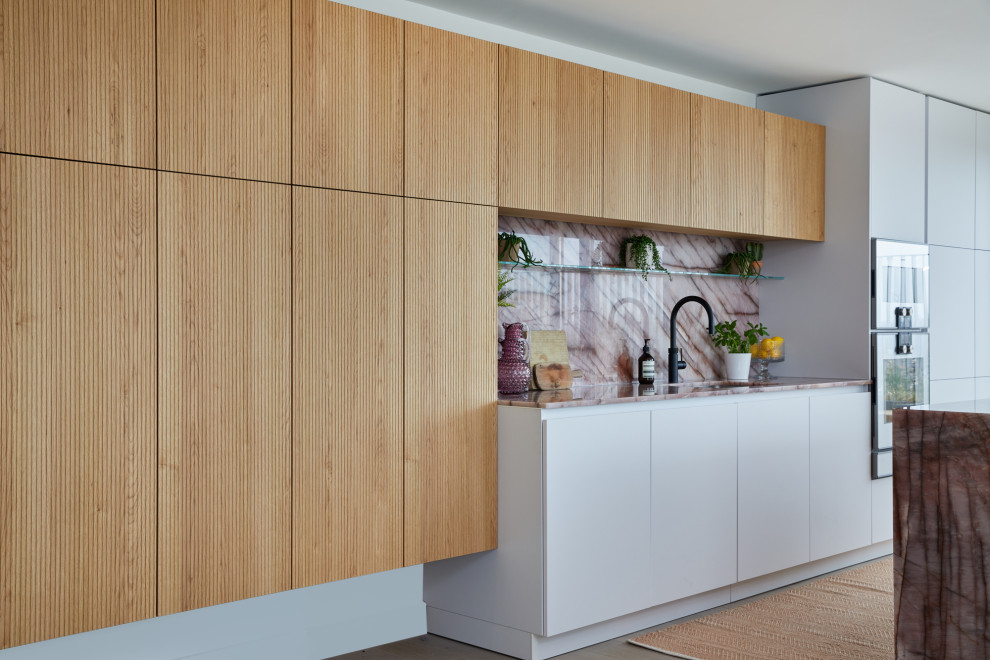 Offene, Einzeilige, Große Moderne Küche mit Kücheninsel in London