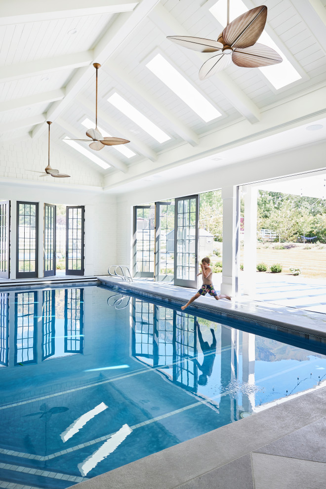 Großer Klassischer Indoor-Pool in rechteckiger Form mit Betonplatten in Salt Lake City