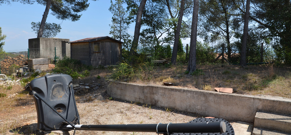 Rousset, Bouches-du-Rhône. Jardin design sous les pins