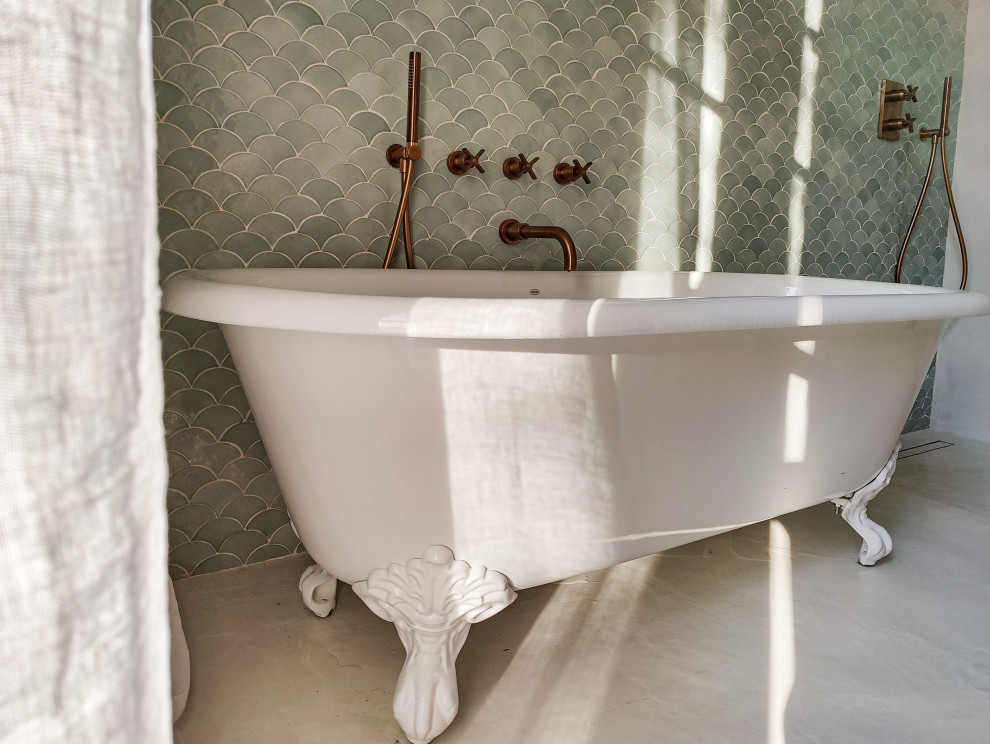 Ispirazione per una stanza da bagno padronale mediterranea di medie dimensioni con piastrelle in ceramica e pavimento bianco