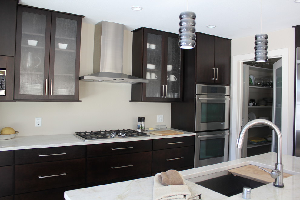 Example of a trendy kitchen design in Milwaukee
