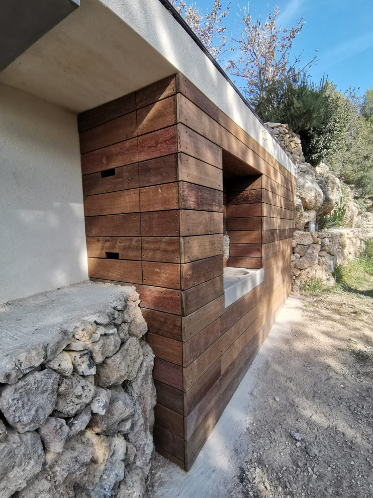 Aménagement sur mesure en lames de Cumaru pour vasque en extérieur intégré dans