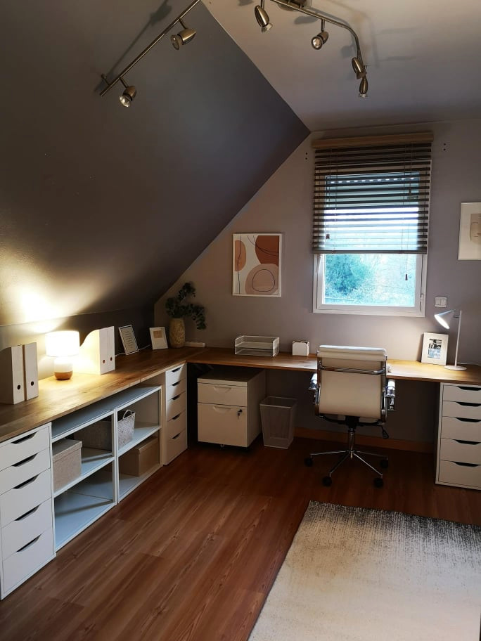 Idee per un ufficio nordico di medie dimensioni con pareti grigie, parquet chiaro e scrivania autoportante