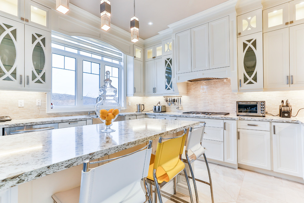 Transitional kitchen photo in Toronto