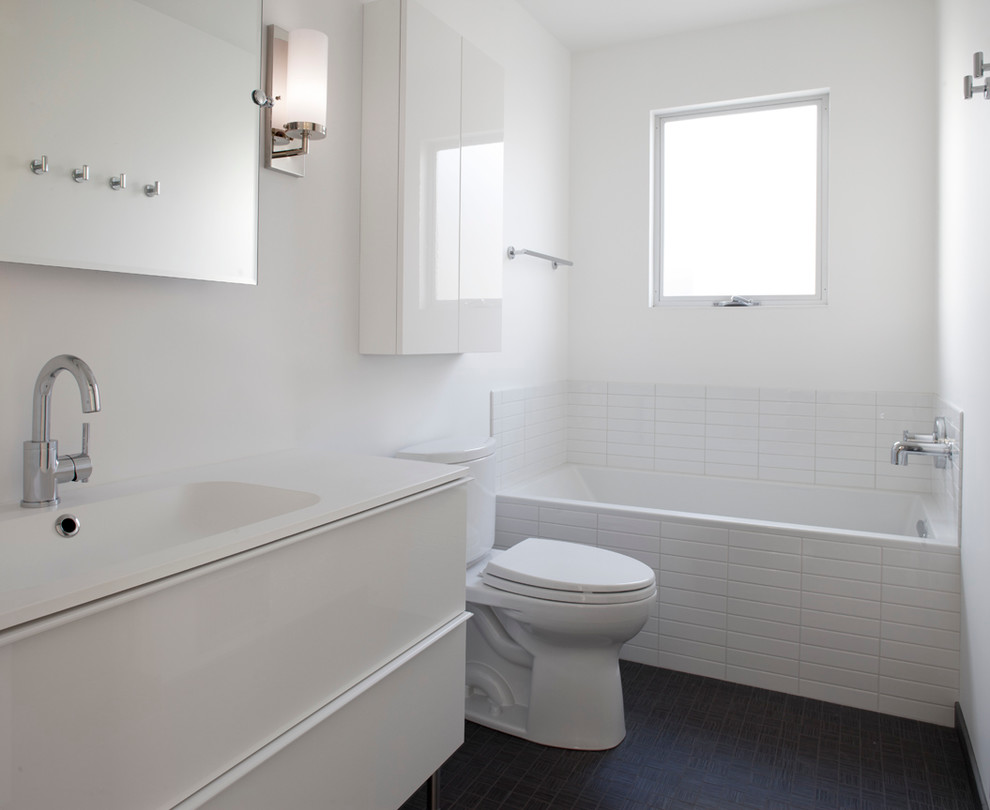 サンフランシスコにあるコンテンポラリースタイルのおしゃれな浴室 (フラットパネル扉のキャビネット、白いキャビネット、白いタイル、白い壁) の写真