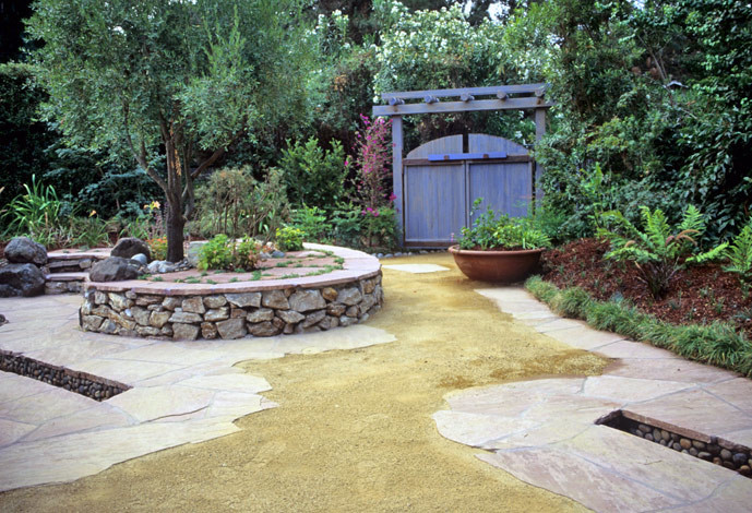 Design ideas for a mid-sized country courtyard full sun xeriscape for summer in San Francisco with natural stone pavers and a water feature.