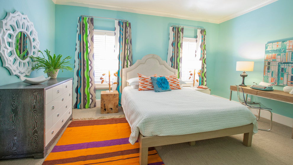 Idée de décoration pour une chambre d'enfant avec un mur bleu et moquette.