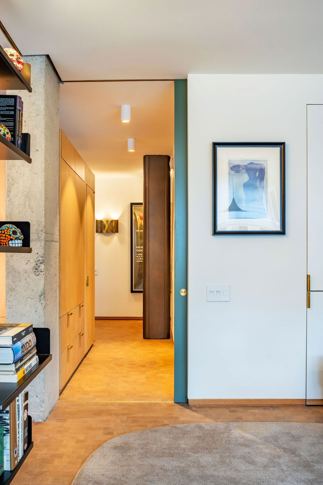 Aménagement d'un petit couloir rétro avec un mur blanc, un sol en bois brun, un sol marron, différents designs de plafond et différents habillages de murs.