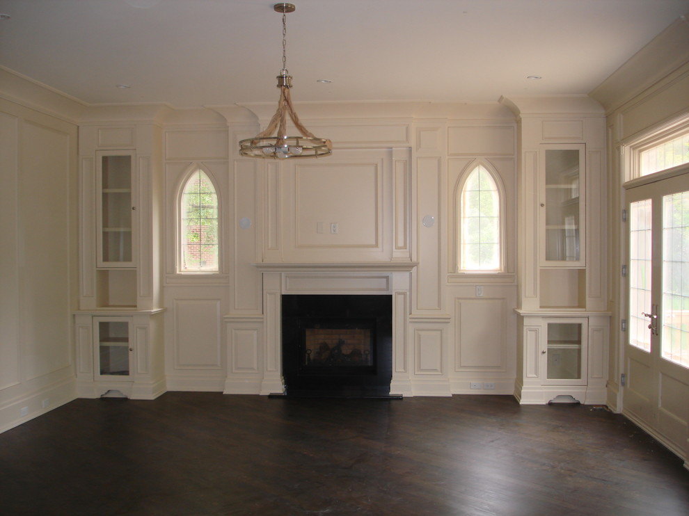 Example of a transitional home design design in Toronto
