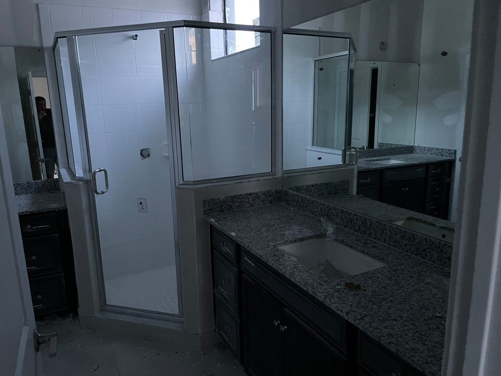 Bathroom - bathroom idea in Miami
