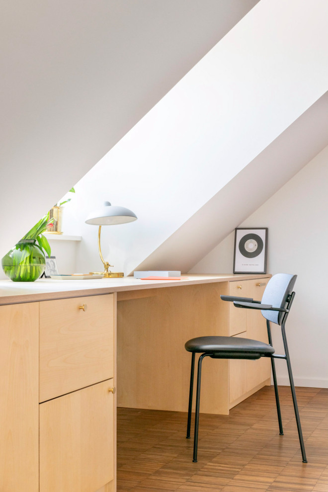 Источник вдохновения для домашнего уюта: кабинет среднего размера в современном стиле с встроенным рабочим столом