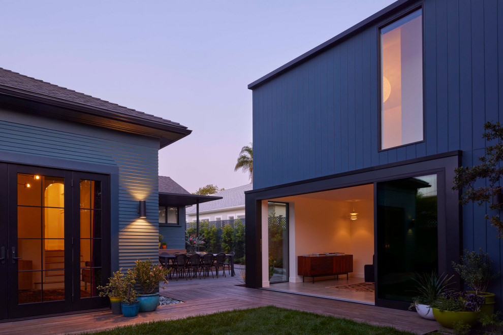 Foto de fachada de casa azul minimalista pequeña de dos plantas con revestimientos combinados