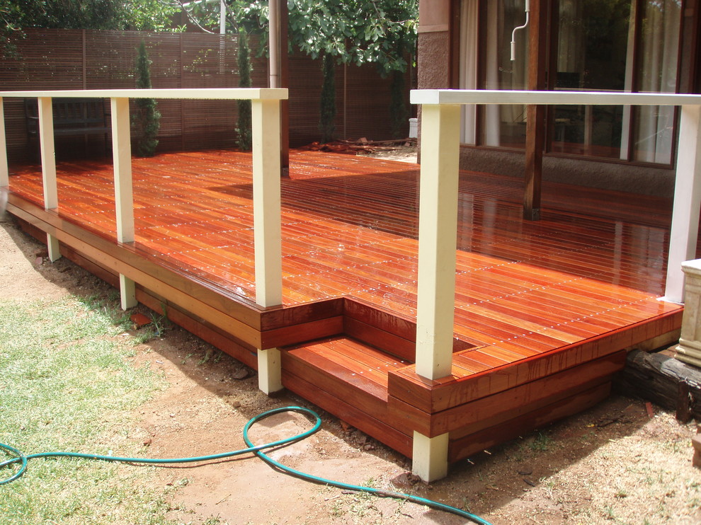 Design ideas for a small contemporary backyard deck in Adelaide.
