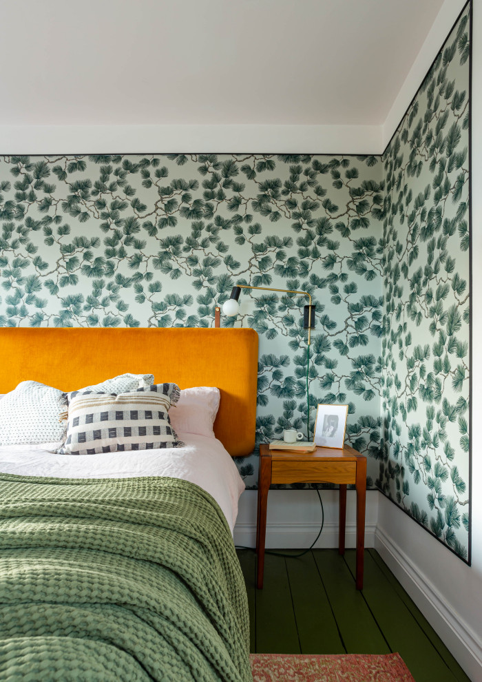 ロンドンにある中くらいなエクレクティックスタイルのおしゃれな主寝室 (ピンクの壁、塗装フローリング、緑の床、壁紙、アクセントウォール) のインテリア