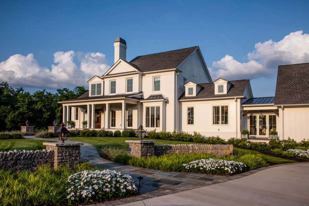 Großes, Zweistöckiges Landhaus Einfamilienhaus mit Mix-Fassade, weißer Fassadenfarbe, Satteldach, Misch-Dachdeckung, grauem Dach und Wandpaneelen in Nashville