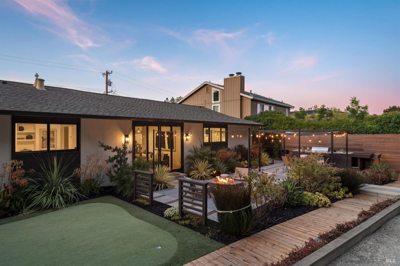 Contemporary Luxe Backyard