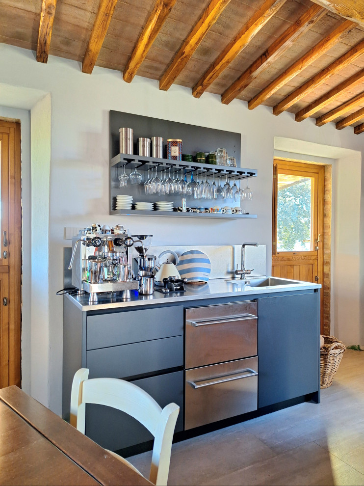 Esempio di una grande cucina design con ante in legno scuro, top in quarzite, paraspruzzi beige, elettrodomestici in acciaio inossidabile, top beige e travi a vista