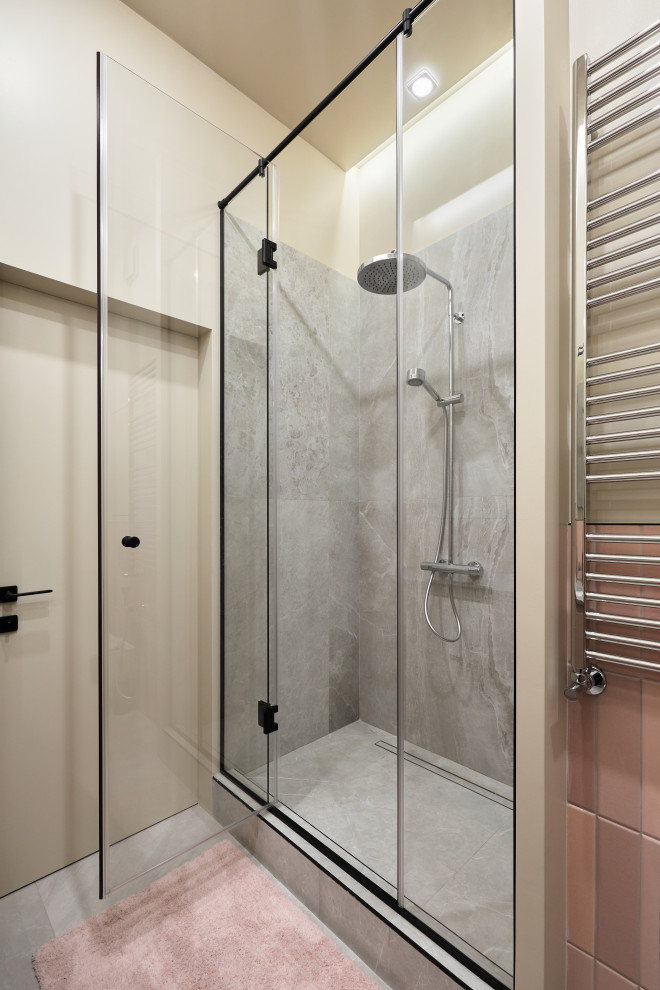 Mid-sized contemporary bathroom in Saint Petersburg with flat-panel cabinets, red cabinets, an alcove shower, pink tile, ceramic tile, green walls, porcelain floors, an undermount sink, solid surface benchtops, grey floor, a hinged shower door and grey benchtops.