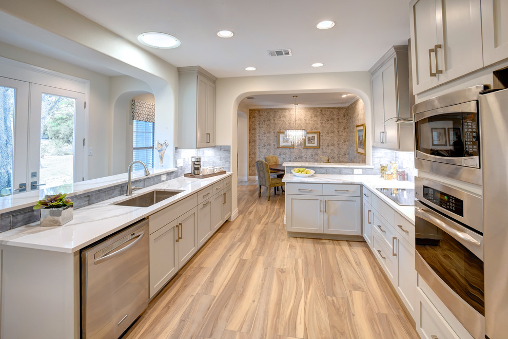 Courtyard Whole House Makeover Cuisine Austin par TopNotch