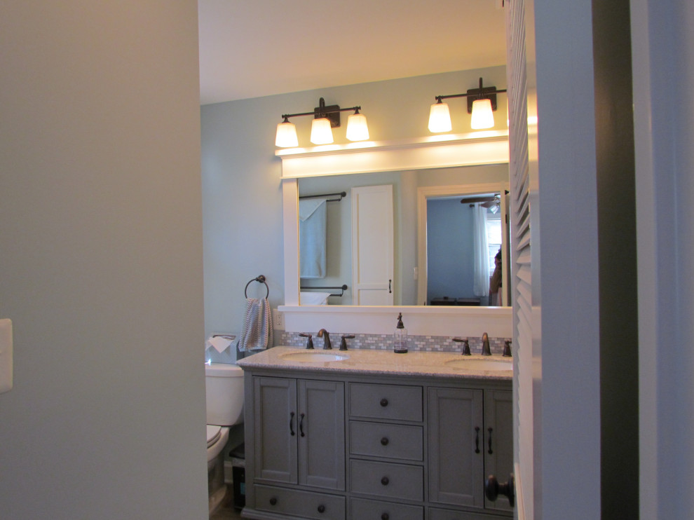 Inspiration för mellanstora klassiska grått en-suite badrum, med luckor med infälld panel, grå skåp, en dusch i en alkov, vit kakel, porslinskakel, ett undermonterad handfat, bänkskiva i kvarts, beiget golv och dusch med skjutdörr
