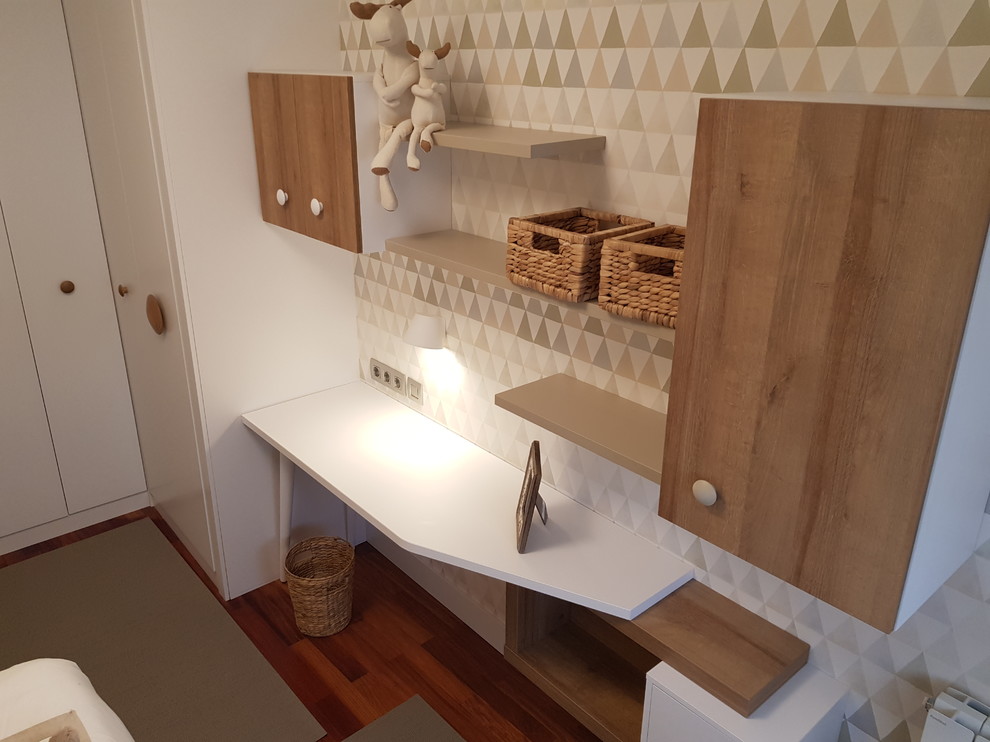 Foto de dormitorio infantil de 1 a 3 años nórdico con escritorio