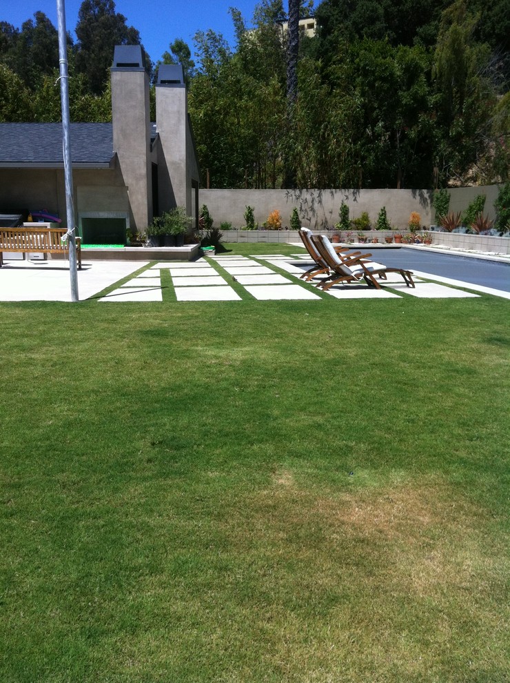 Inspiration for a contemporary pool remodel in Los Angeles