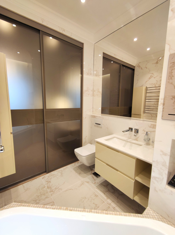 На фото: главная ванная комната среднего размера в классическом стиле с гидромассажной ванной, бежевой плиткой, бежевыми стенами, бежевым полом и гигиеническим душем