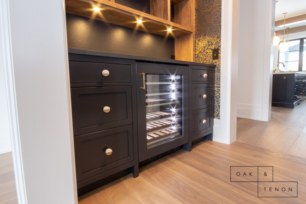 Kitchen - transitional kitchen idea in Toronto