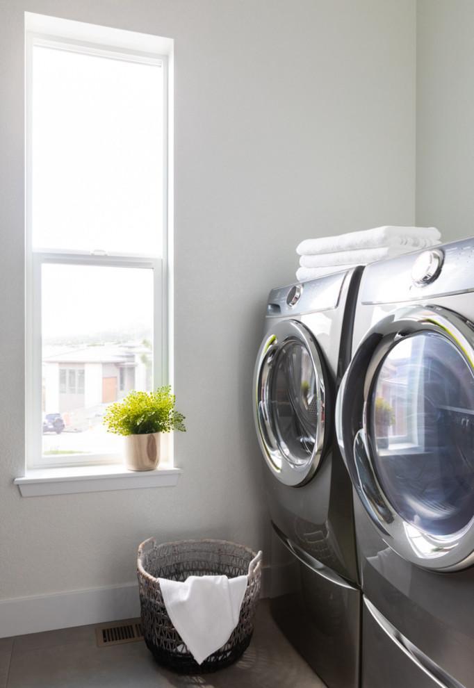 Esempio di una lavanderia multiuso contemporanea di medie dimensioni con lavello sottopiano, ante in stile shaker, ante marroni e lavatrice e asciugatrice affiancate