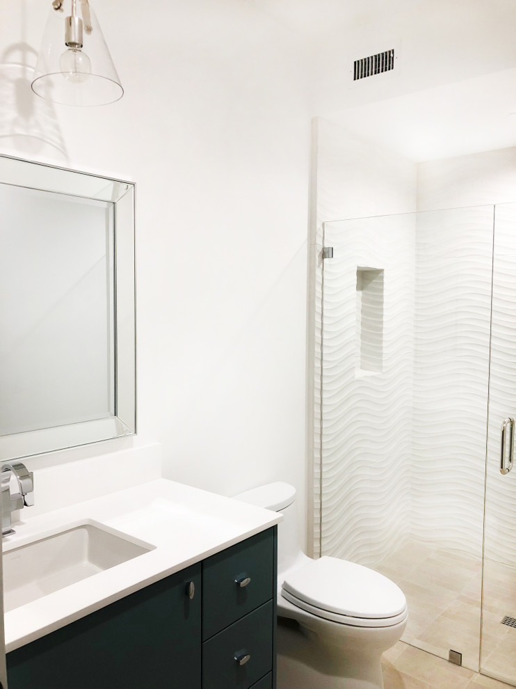 Стильный дизайн: ванная комната среднего размера в современном стиле с плоскими фасадами, зелеными фасадами, душем без бортиков, унитазом-моноблоком, коричневой плиткой, белыми стенами, полом из керамогранита, душевой кабиной, врезной раковиной, столешницей из искусственного кварца, бежевым полом, душем с распашными дверями, белой столешницей, тумбой под одну раковину и встроенной тумбой - последний тренд