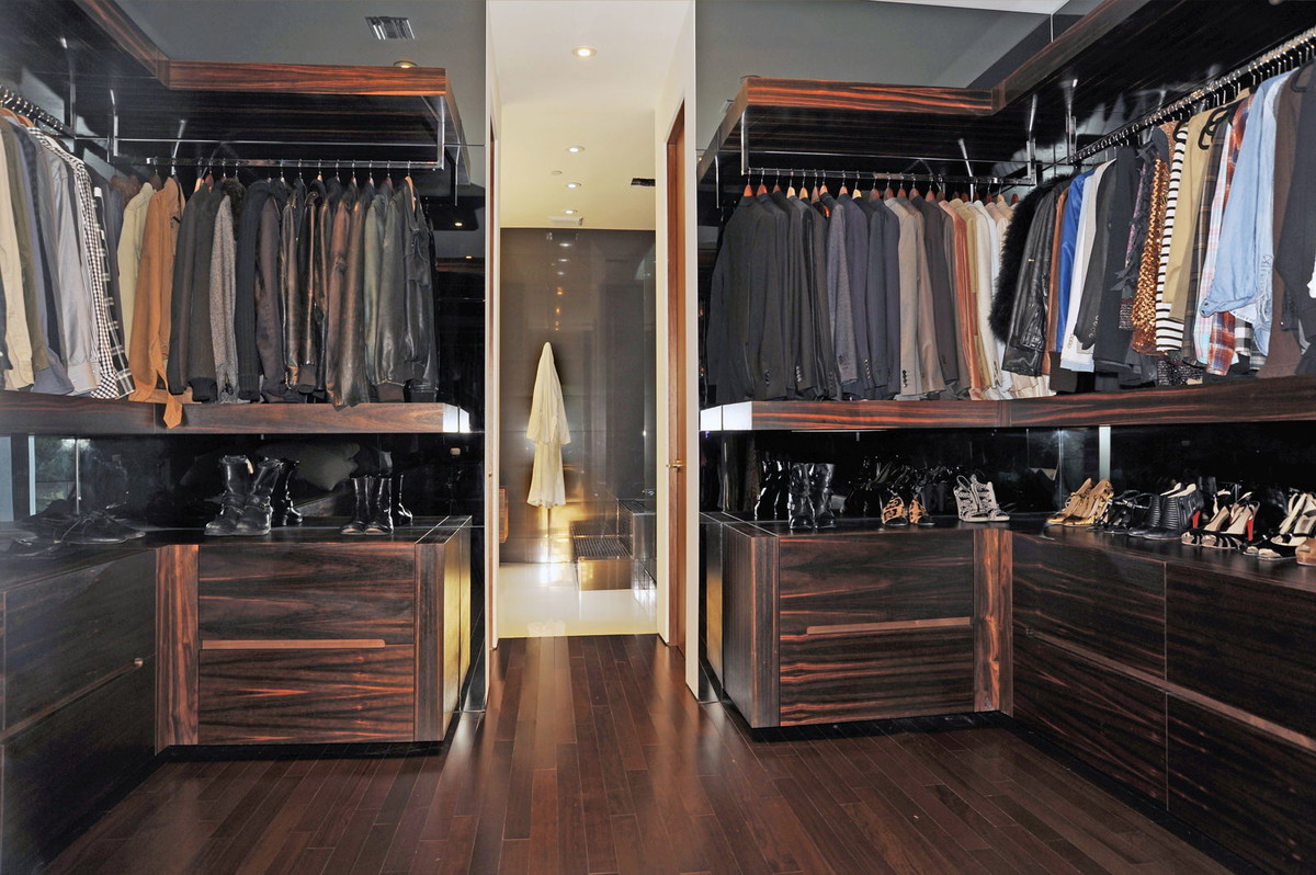 Inspiration for a transitional storage and wardrobe in Los Angeles.