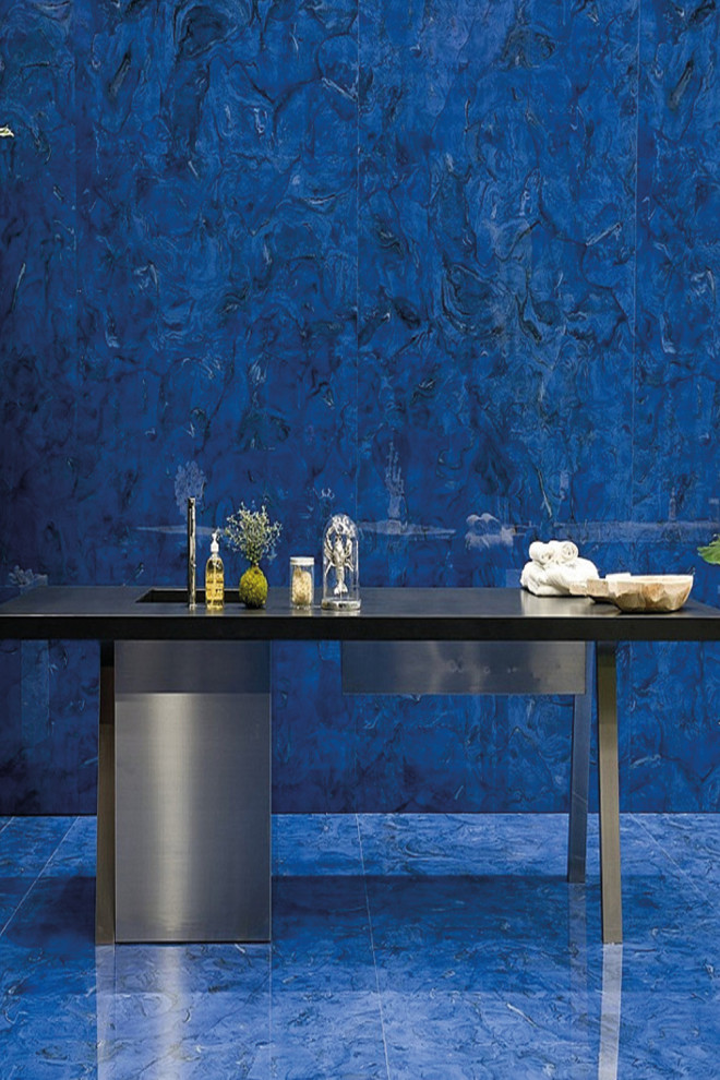 Imagen de salón con barra de bar cerrado minimalista pequeño con paredes azules, suelo de baldosas de porcelana y suelo azul