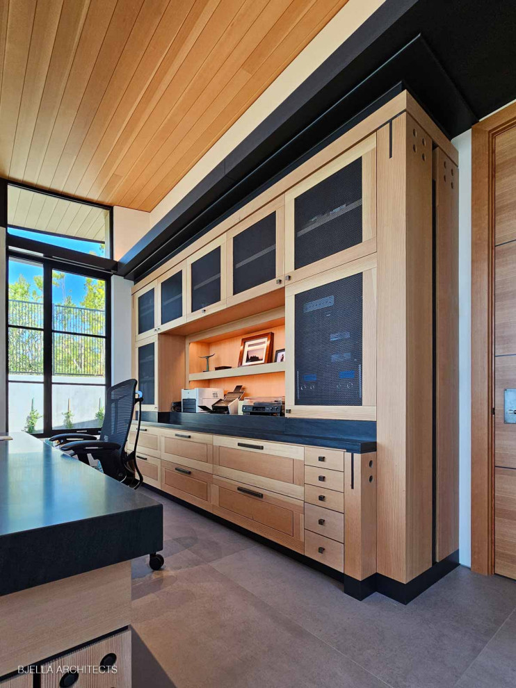 Immagine di un ufficio minimalista di medie dimensioni con pareti beige, pavimento in gres porcellanato, scrivania incassata, pavimento grigio e soffitto in legno