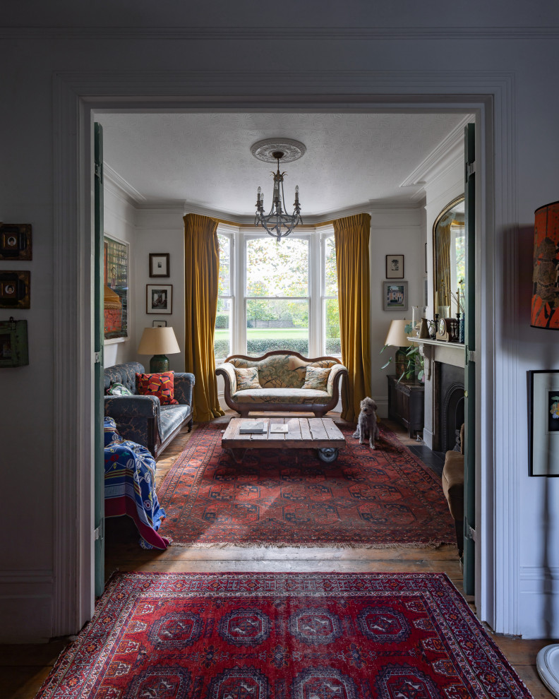 Mittelgroßes Eklektisches Wohnzimmer mit braunem Holzboden in London