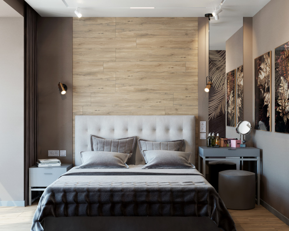 Идея дизайна: хозяйская спальня среднего размера, в белых тонах с отделкой деревом в современном стиле с бежевыми стенами, паркетным полом среднего тона, бежевым полом, обоями на стенах и акцентной стеной без камина