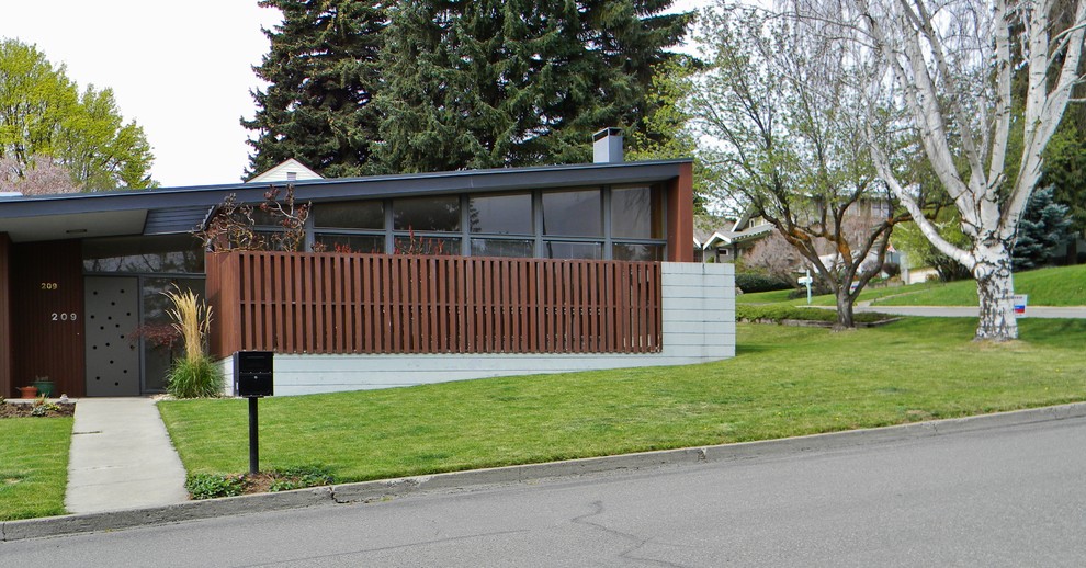 Design ideas for a midcentury exterior in Seattle.