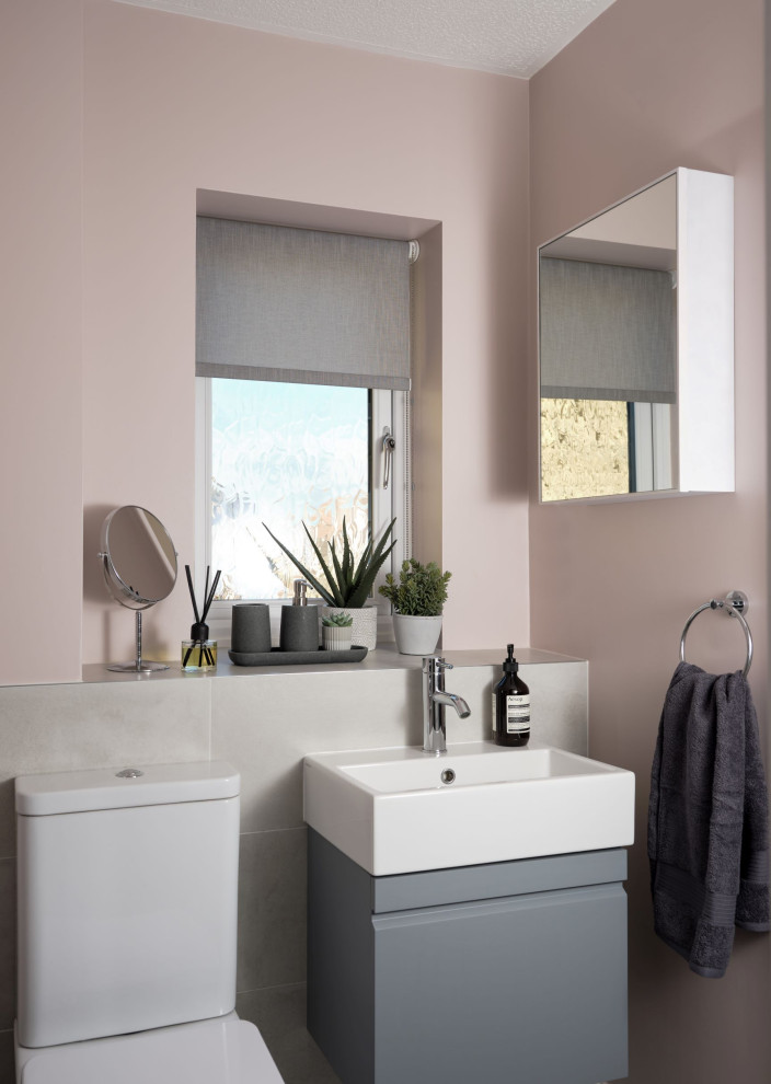 Свежая идея для дизайна: маленькая главная ванная комната в современном стиле с плоскими фасадами, серыми фасадами, душем в нише, серой плиткой, керамогранитной плиткой, розовыми стенами, полом из керамогранита, подвесной раковиной, столешницей из плитки, серым полом, душем с распашными дверями, серой столешницей, нишей, тумбой под одну раковину и подвесной тумбой для на участке и в саду - отличное фото интерьера