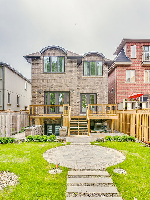 Transitional home design photo in Toronto