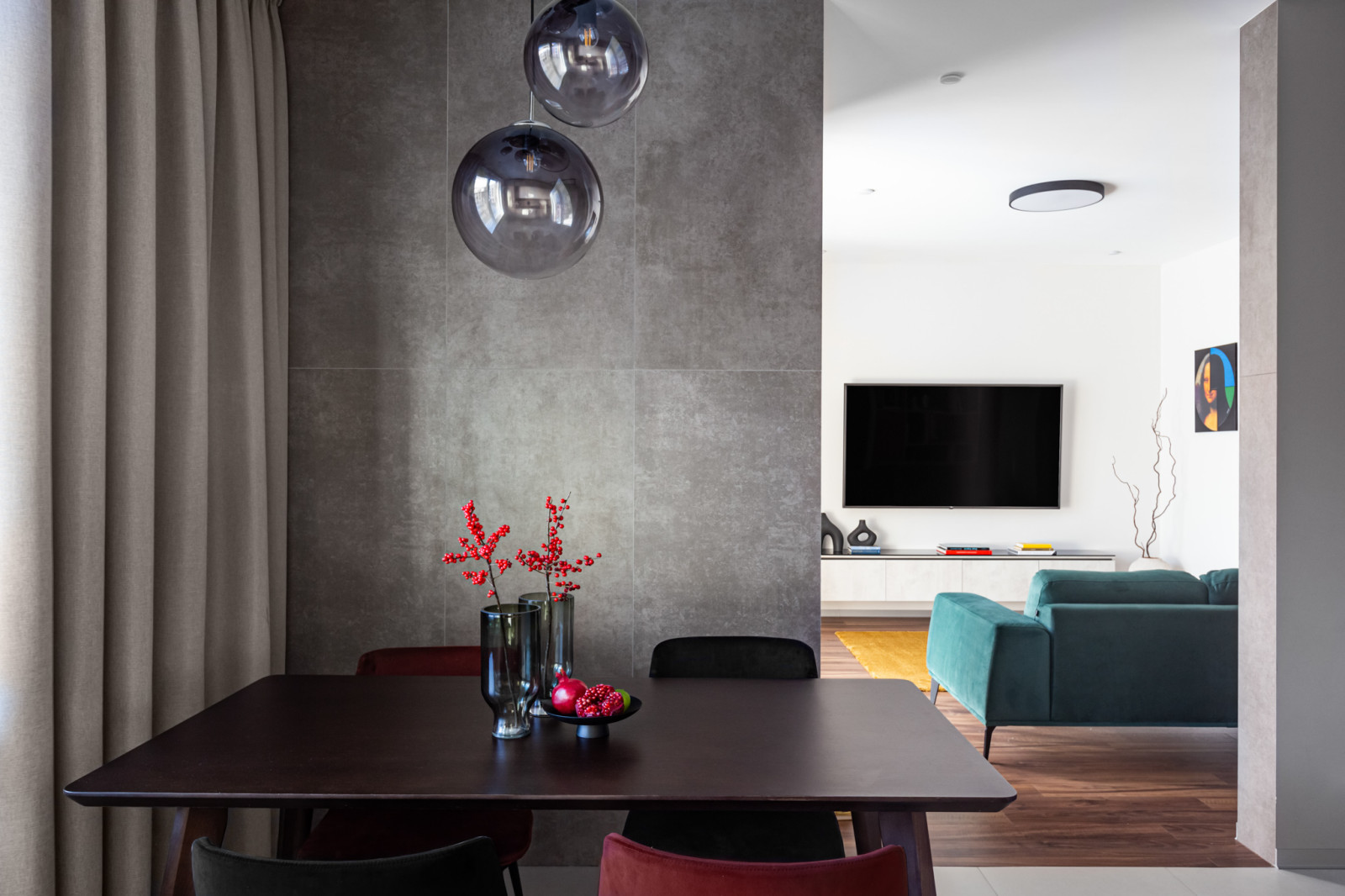 Белый в цвете