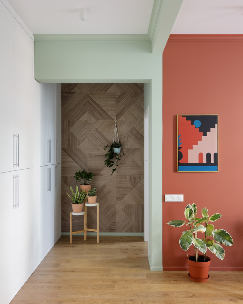 Idéer för små skandinaviska hallar, med gröna väggar, mellanmörkt trägolv och brunt golv