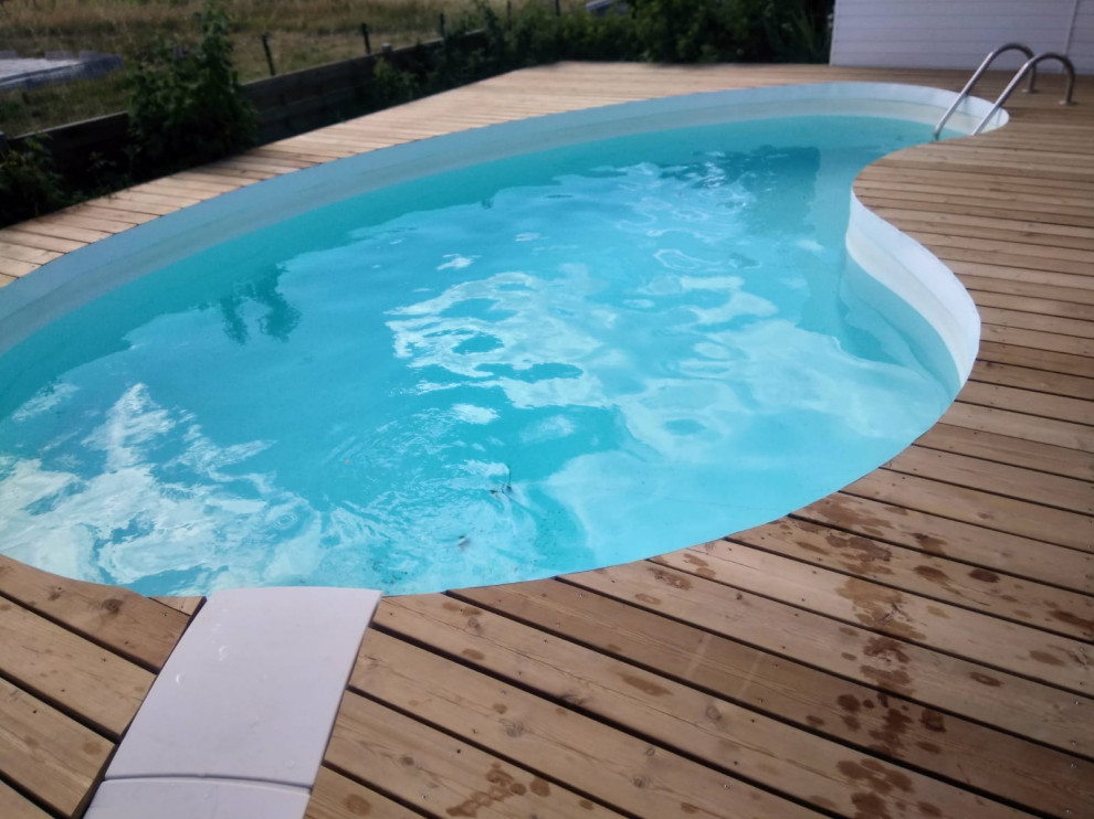 This is an example of a mid-sized modern backyard pool in Bordeaux.