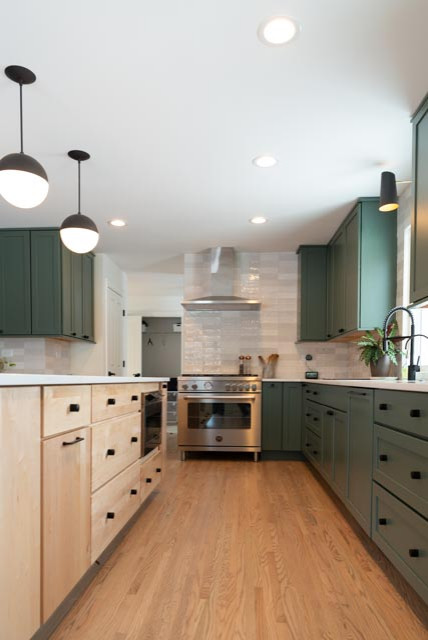 Inspiration for a mid-sized transitional kitchen remodel in Chicago with an island