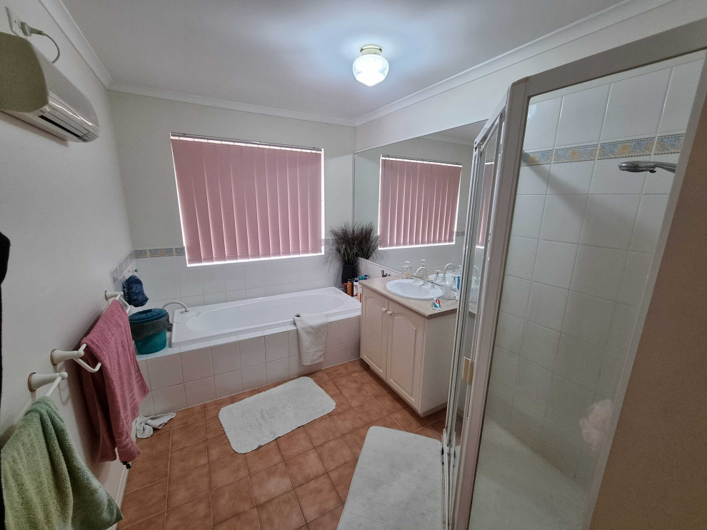 Inspiration for a modern bathroom in Melbourne.