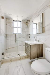 Светлый дизайн для маленькой ванны