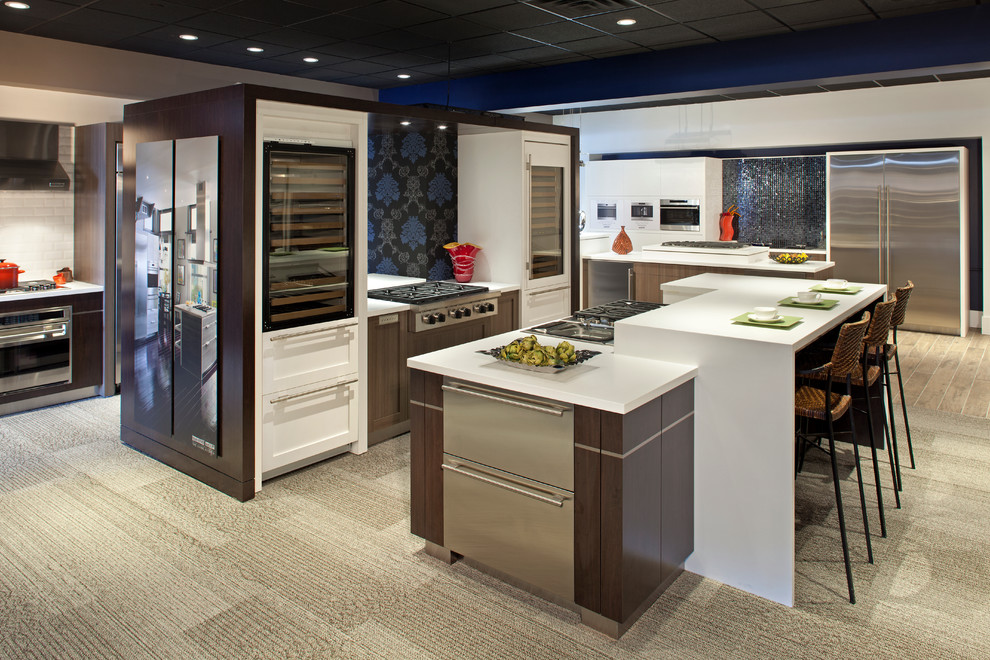 Идея дизайна: кухня в современном стиле с техникой под мебельный фасад и ковровым покрытием