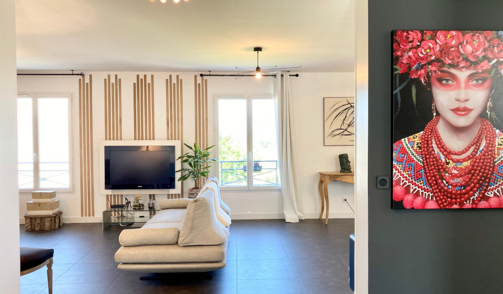 Exempel på ett stort eklektiskt allrum med öppen planlösning, med vita väggar, klinkergolv i keramik, en öppen vedspis, en väggmonterad TV och grått golv