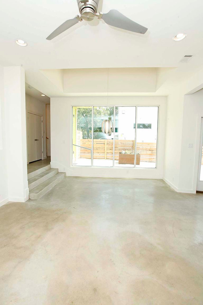 Transitional home design photo in Austin
